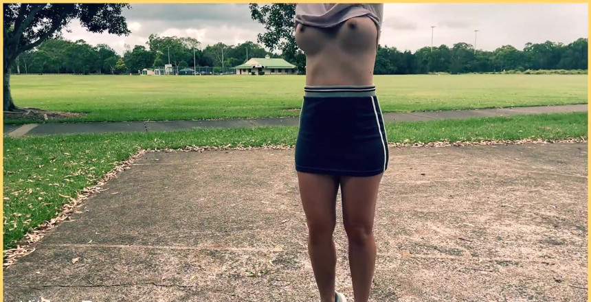 Wifey Does: MILF spelar basket braless utomhus. Underboob på show