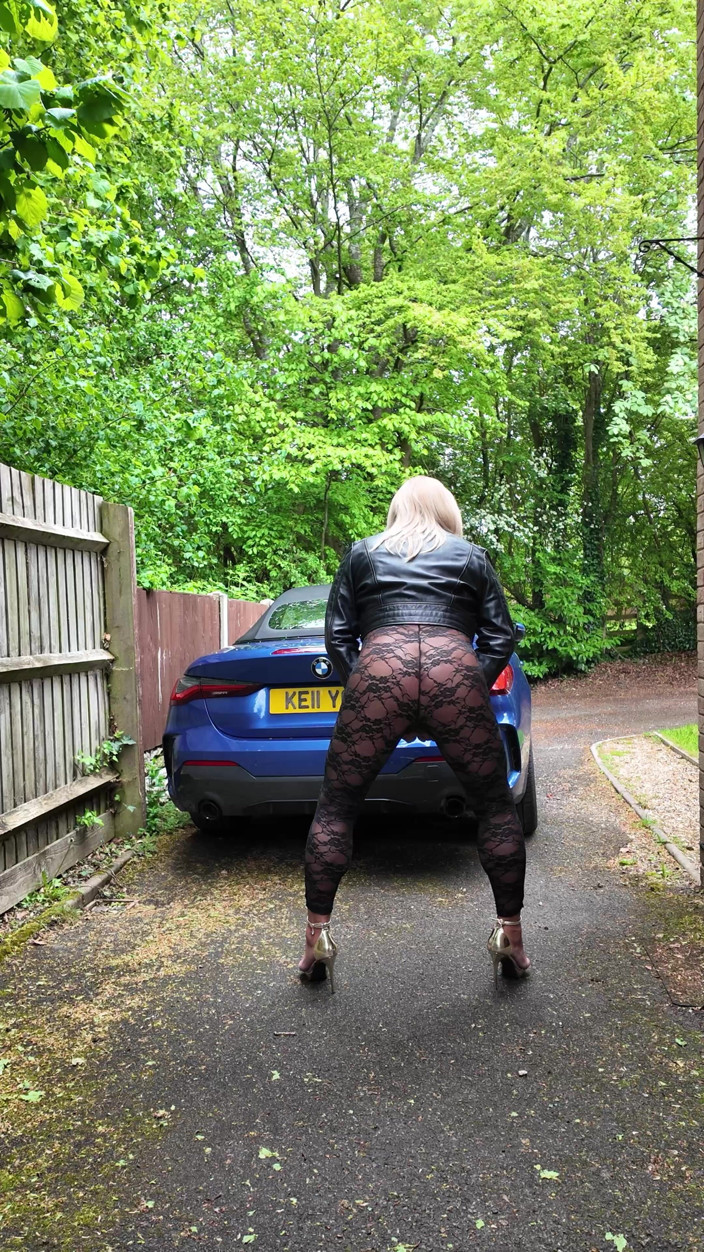 Kellycd2022: Crossdresser Kellycd2022 en veste en cuir noir et combinaison en...