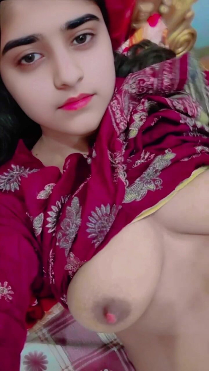 Fuckkkker: 可爱的女孩在视频通话中用手指操她的阴户，为男友播种 xxx 热门视频