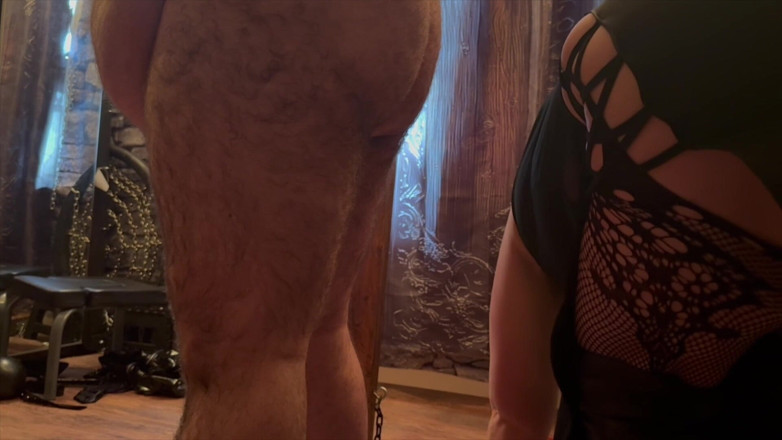 Aaexperiencesltd: Parte!: - Domina Satana fa un gioco sensuale con il maialino...