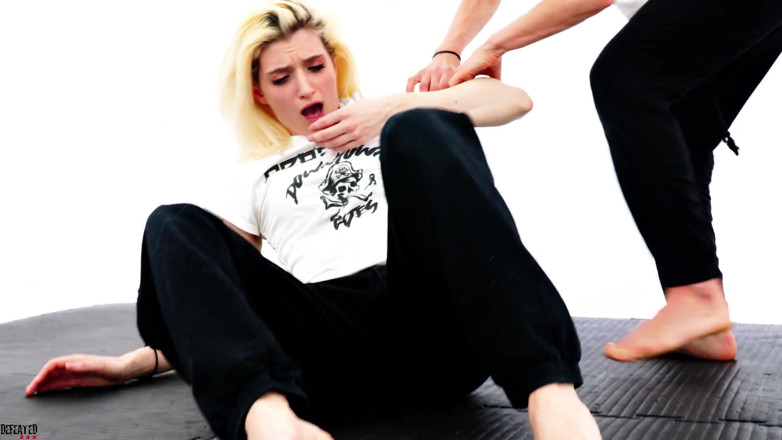 Defeated Sex Fight: Meryl vs June - Une rousse vs une blonde dans un...