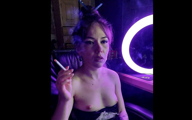 Blowjobs Alice: Una hermosa dama fuma un cigarrillo