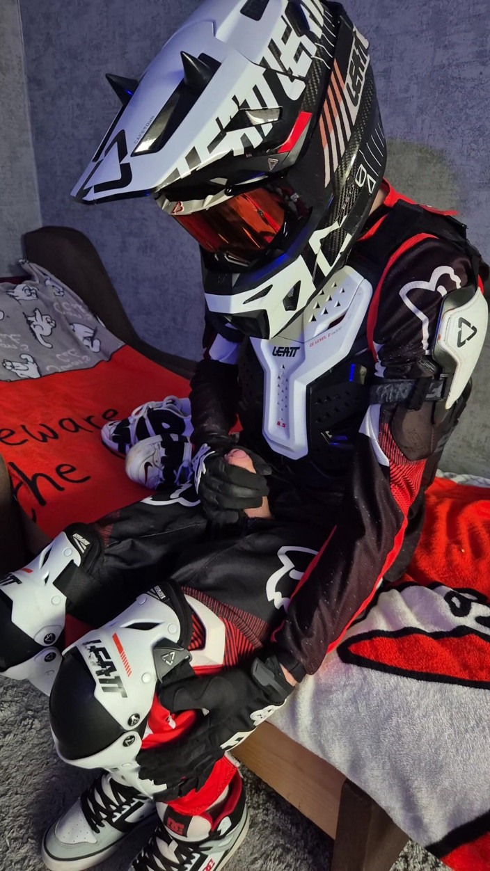 Sneakersmax98: Un mec excité en tenue de moto baise ses baskets