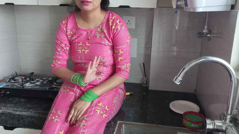 Saarabhabhi6: Caliente xxx madrastra hablando en la cocina