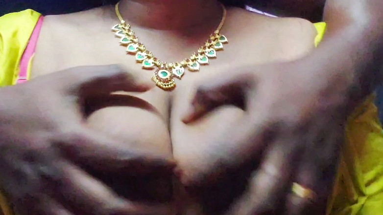 Desi Mohini: Tante menggoda pacarnya dengan toketnya
