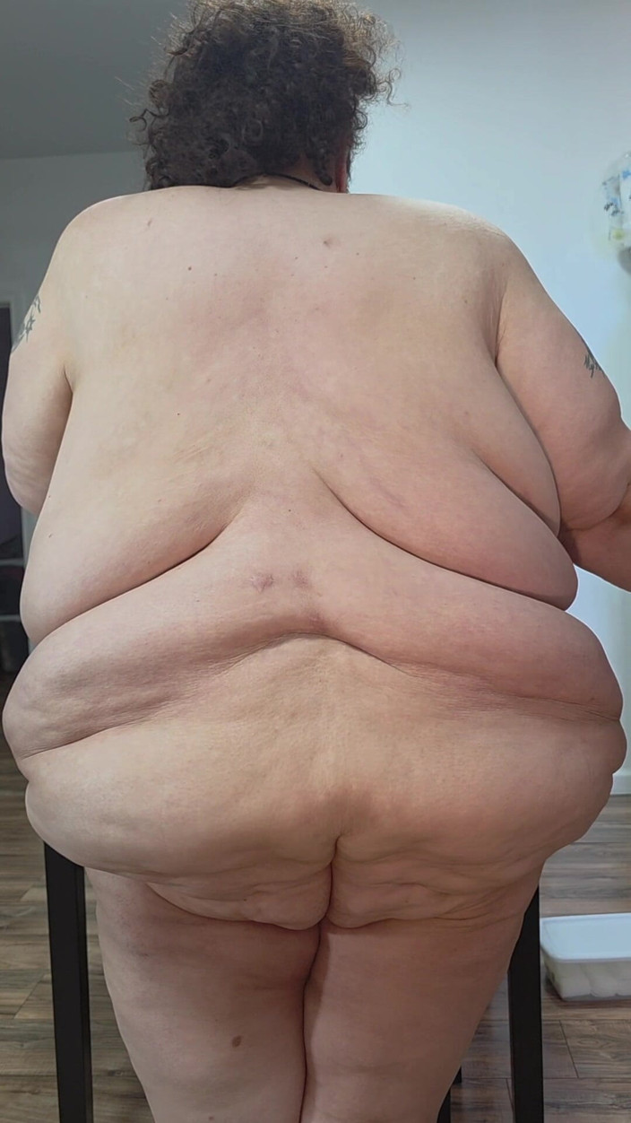 LustyPeachesofSin: Nude housecleaning pt 2