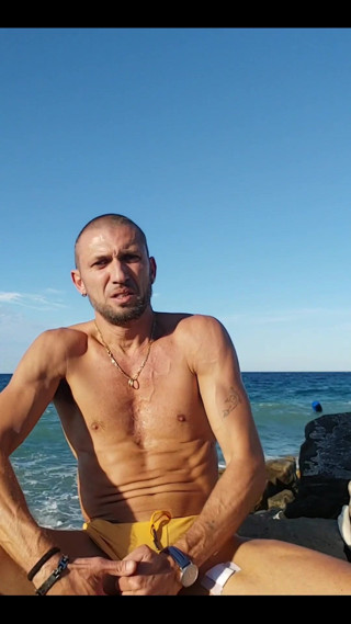 Boy jerking off: Di Pantai