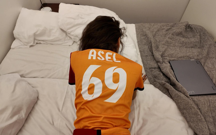 Amateur Homemade Porn: Türkische Stiefschwester, Fußballfan Liebt Es, Im Trikot Von Galatasaray Zu...