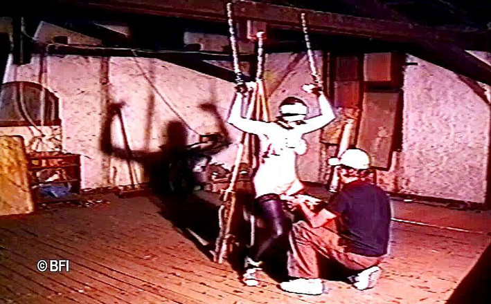 Slave Seks: Punizione in garage