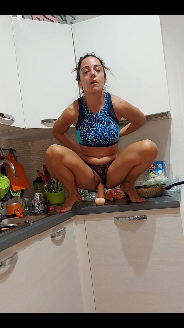 OnlyMayaxxx: Jag förberedde middag men ...