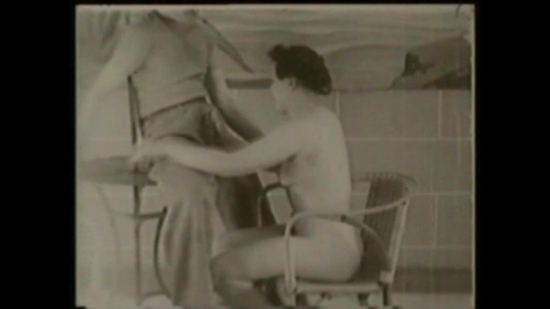 Vintage megastore: हॉट सुनहरे बालों वाली milf(चोदने लायक मम्मी) बड़े विंटेज लंड को चूसती और चोदती है (काला और सफेद पोर्न)