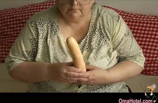 Old Nanny: Desagradable abuela gorda le gusta satisfacer su viejo coño con...