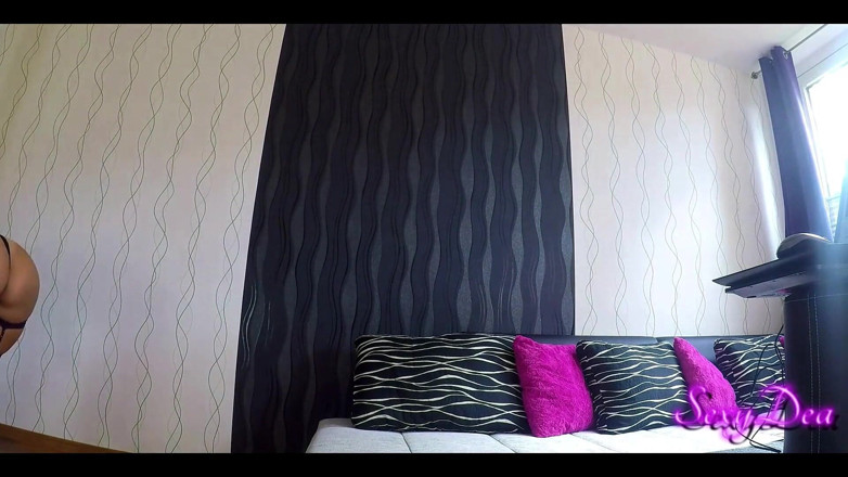 Sexydea: Twerking séduisant dans une tenue noire sexy
