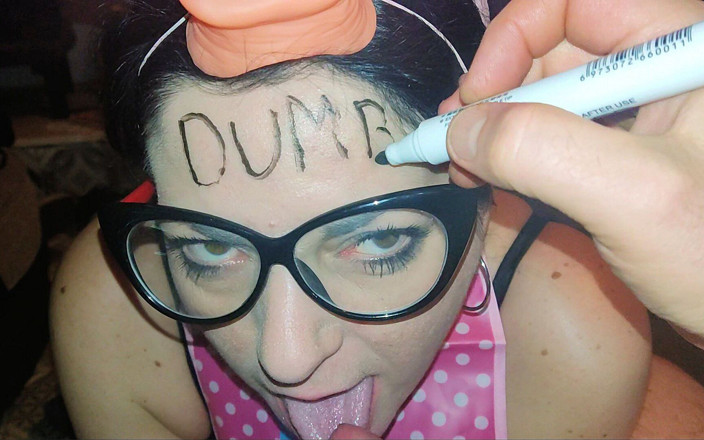 Toilet Mommy: Soția supusă venerează pula în costum de porc