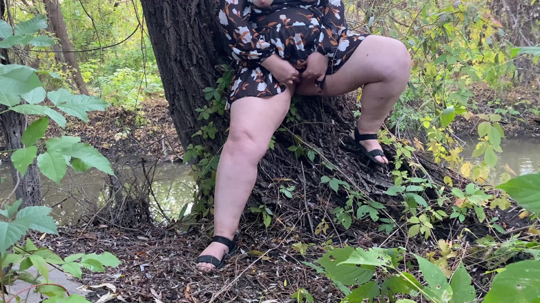 Elena: Une MILF lubrique en robe courte se caresse jusqu'à l'orgasme...
