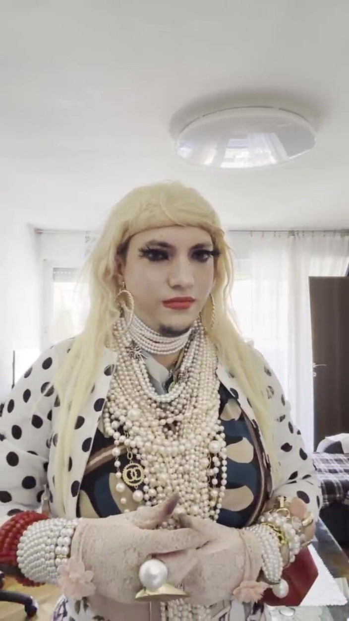shipcrossdresserman: Pearl Vanesa zeigt ihren körper in ihrem haus und trägt...