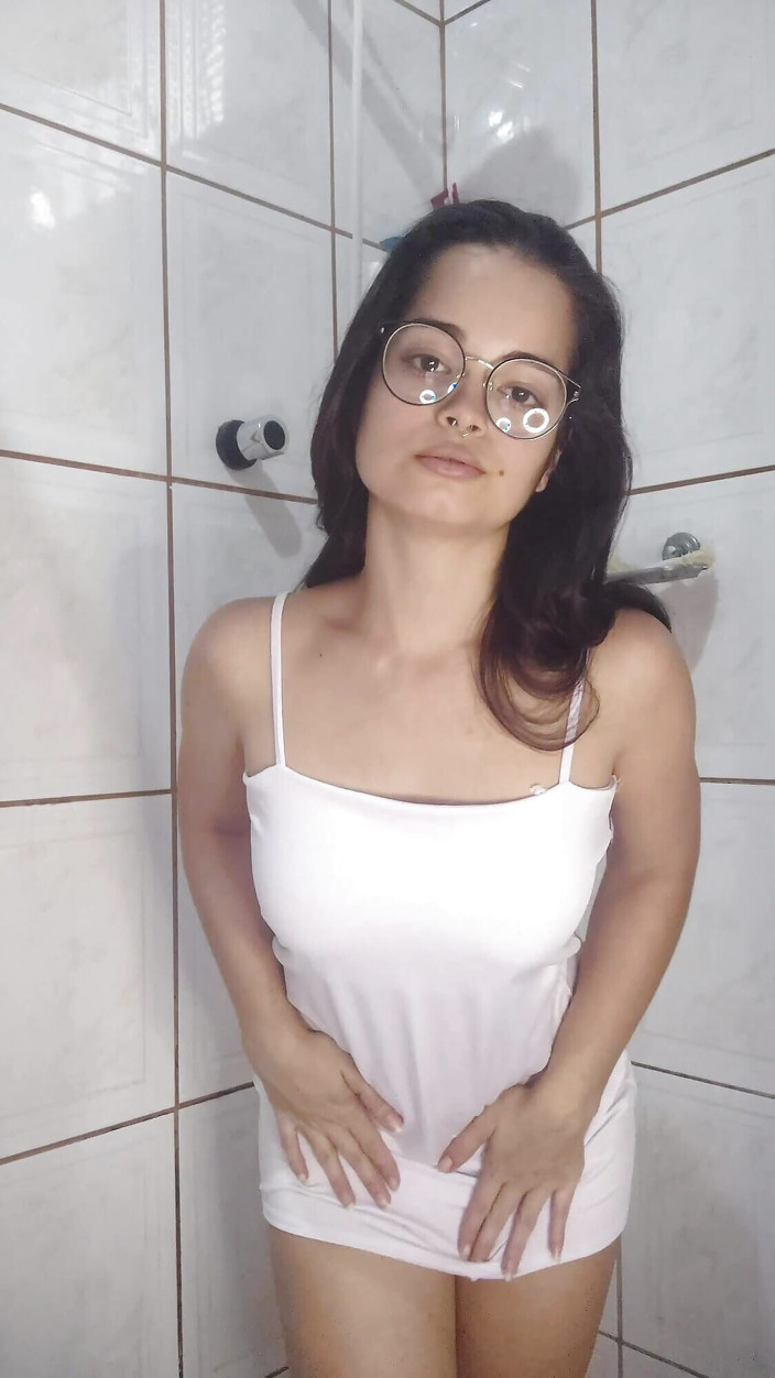 Debora Mendes: Sexy brunetka se předvádí ve sprše - White Moon Vip