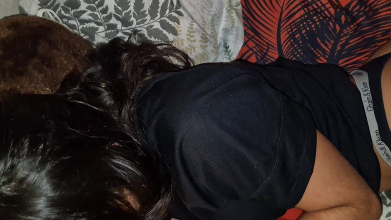 Carlalamamadora: 我发现我的继妹赤身裸体地坐在我的房间里，这让我非常想要操她的嘴巴并射在她的奶子上