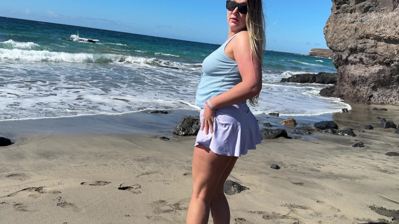 Emma Voyeur: Mädchen pinkelt und benetzt rockhosen am strand