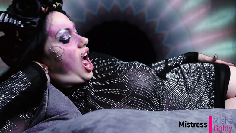Goddess Misha Goldy: Tâche de toilette brune de succube, avalage d'âme et consommation...