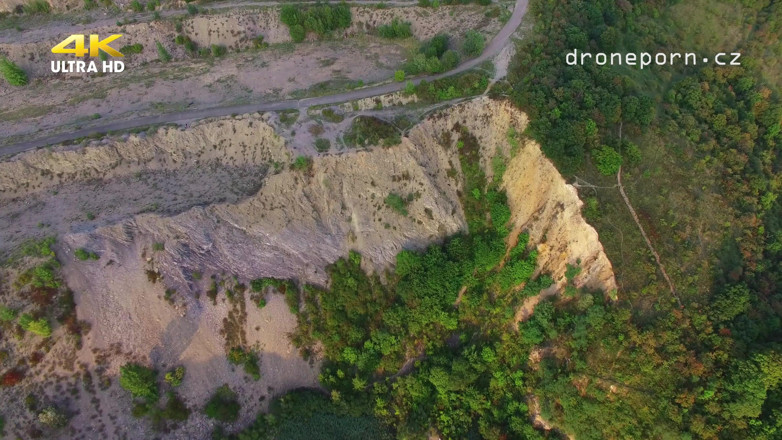 Peaches and Bananas: Tiener op het naaktstrand gefilmd door een drone