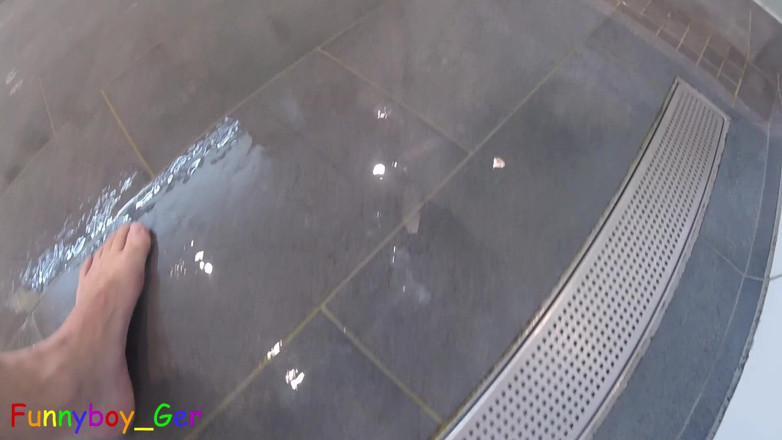 Funnyboy-Ger: Nue sous une douche publique, j’ai branlé ma grosse bite...