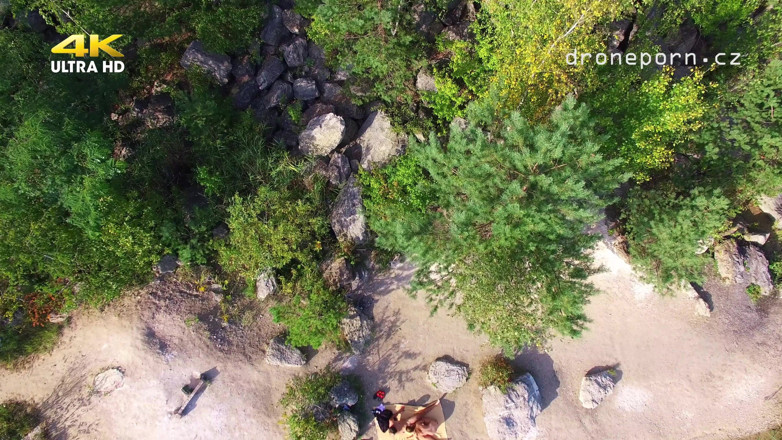 Peaches and Bananas: Baise en plein air filmée par un drone