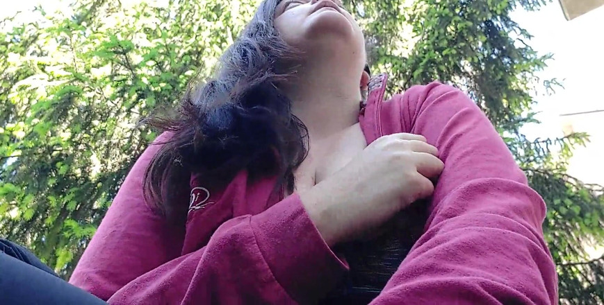 Nicoletta Embassi: Nicoletta fuma em um jardim e mostra seus peitões tirando-os...