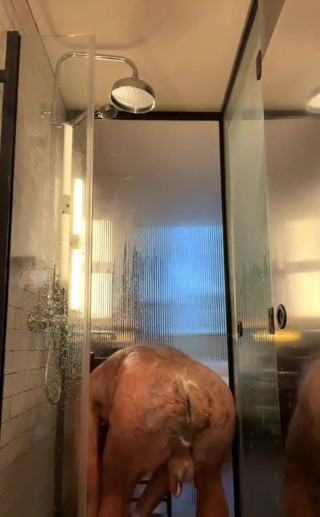 Daddybearvlc: Duschtid, vill få pappas kuk trevlig och ren? Kom ge...