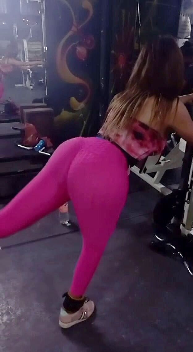 Barbietransxxxx: Spor salonunda ateşli travesti erkek arkadaşı için sertleştirmek için götünü...