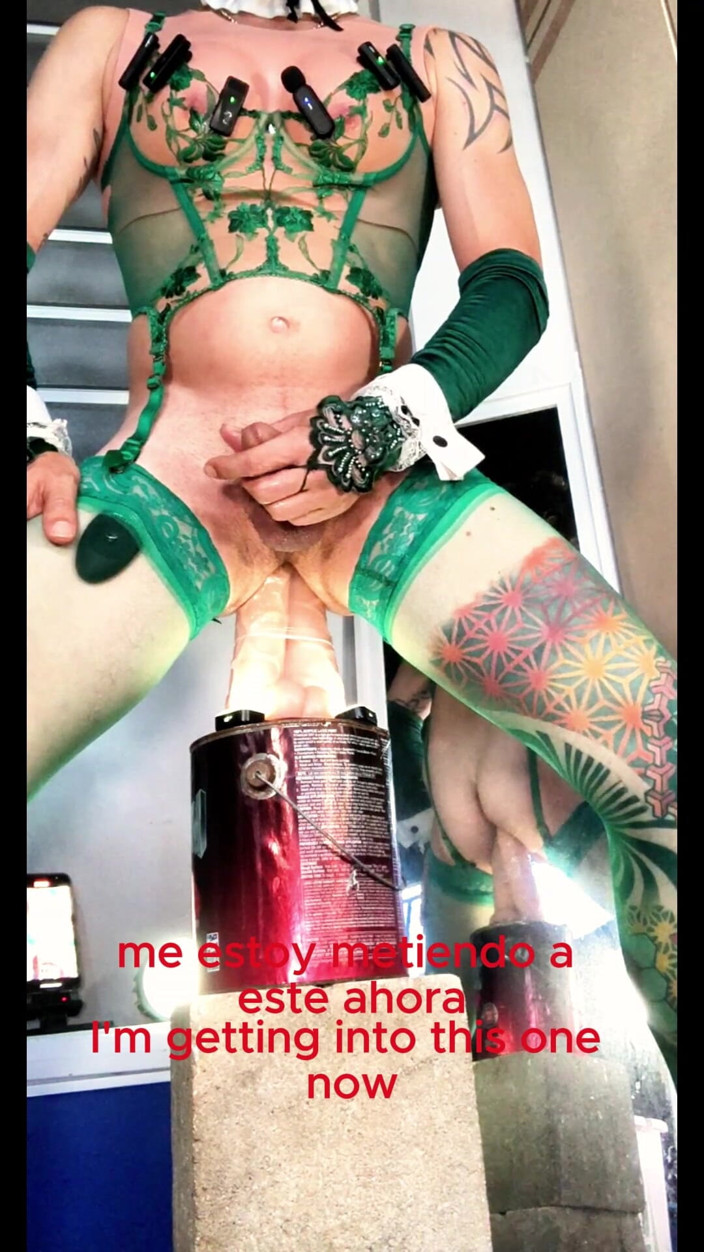 Benito414: Sweety Femboy Vlada toont haar lichaam en speelt met Bootyhd...