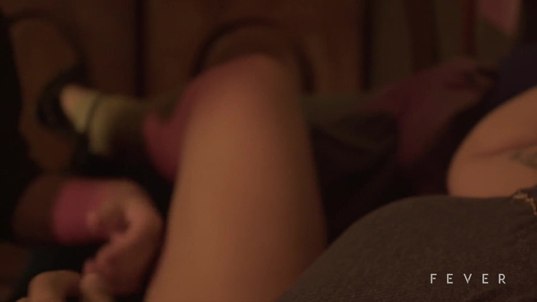 Fever Films: Vrouw kijkt toe hoe echtgenoot haar vriend neukt