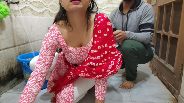 Hornycouple149: Bhabhi fickte beim wäschewaschen im badezimmer riskant im freien
