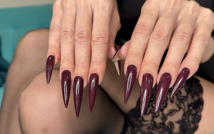 Julia domaina: Longs ongles violets foncés, claquement de doigts et pipe, griffes,...