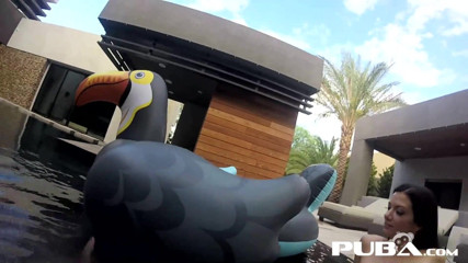 PUBA: Leya e Lynn si diverte in piscina