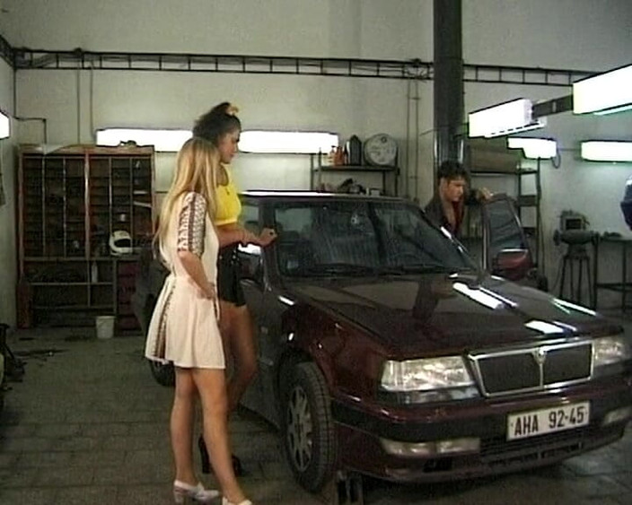 Hardcore German Club: Deux salopes allemandes se font baiser par un mécanicien automobile