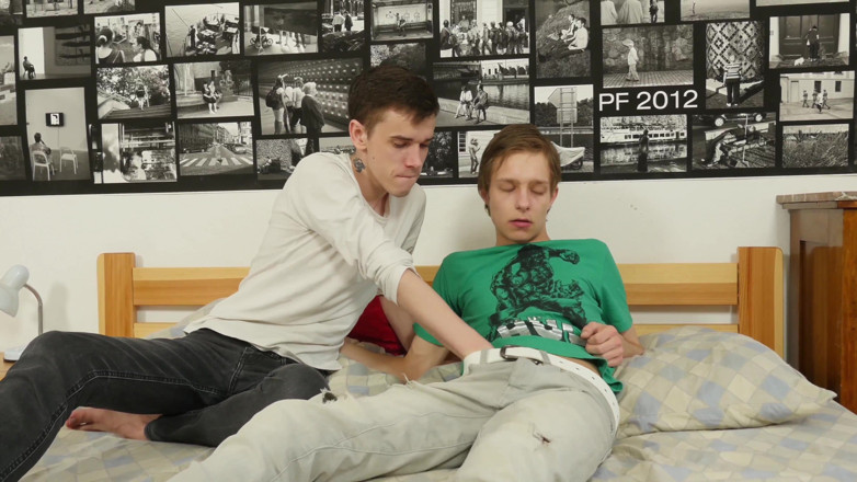 BARE TWINKS - ORRANGE MEDIA: Menyiksa lubangnya - bagian #1 - 100% tanpa kondom