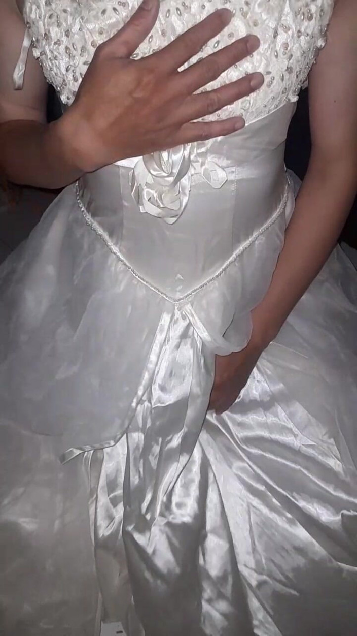 Naomisinka: Porra flui em vestido de noiva de cetim