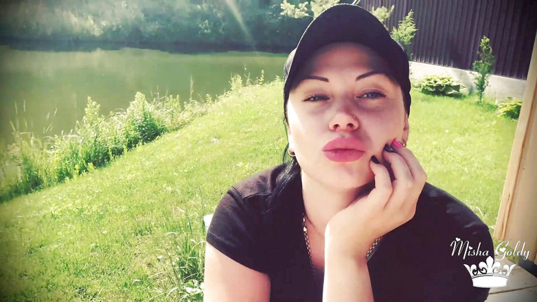 Goddess Misha Goldy: Mặt vịt ngoài trời, làm cho đôi môi của tôi to...