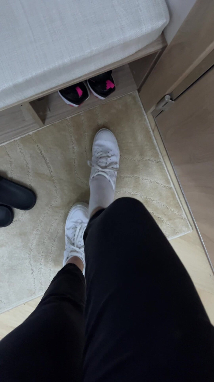 Feet: Chodzenie W Butach Sportowych