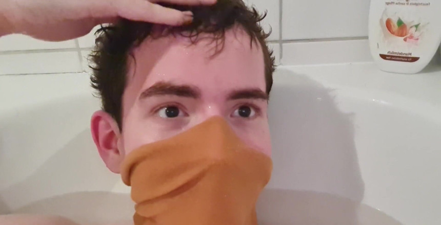 Prettyboi2000x: Banyo yaptığım ve güzel gözlerimle seni azdırmamın bu ateşli videosunu...