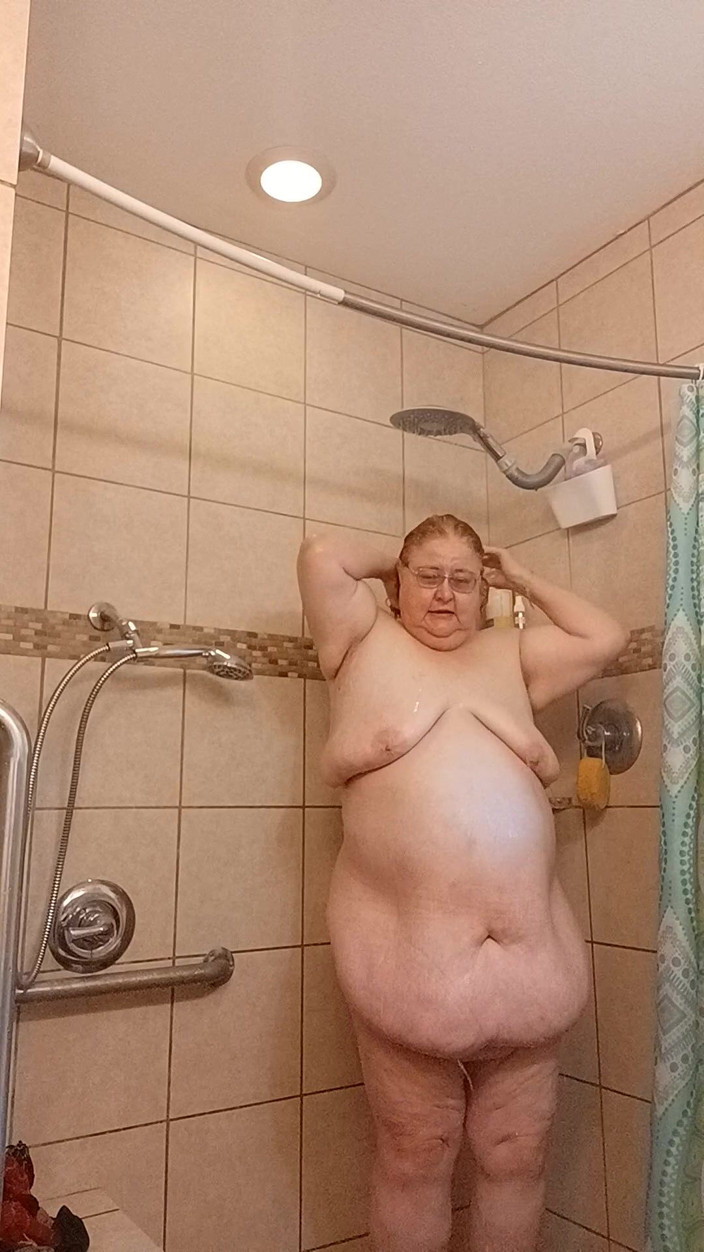 BBW nurse Vicki adventures with friends: Cała spocona pielęgniarka Vicki potrzebuje prysznica