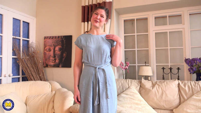 Mature NL: Aurora Frost, Première Fois, Se Sent Vraiment Coquine Aujourd’hui!
