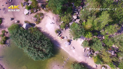 Peaches and Bananas: Ngentot di luar ruangan oleh drone