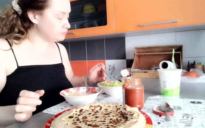 VikkiGeorgia: I Am Eating