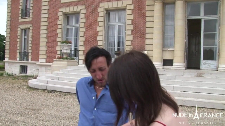 Nude in France: Любительська французька красуня власниця будинку трахає свого садівника на задньому дворі