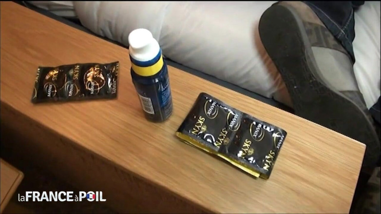 Papy Viewer: Filantrop de viață dublă păstrează un sclav sexual legat la...