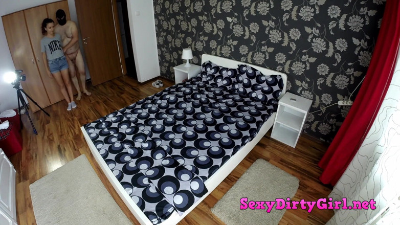 Sexy Dirty Girl: Vidéo longue d'une brune sexy en cosplay, baise et suce...