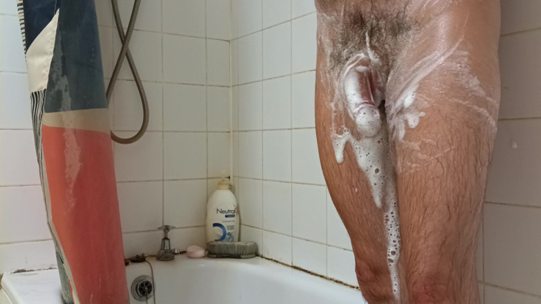Rockardglans: Dilf no chuveiro, pau duro masturbando e gozando - Rockard Daddy