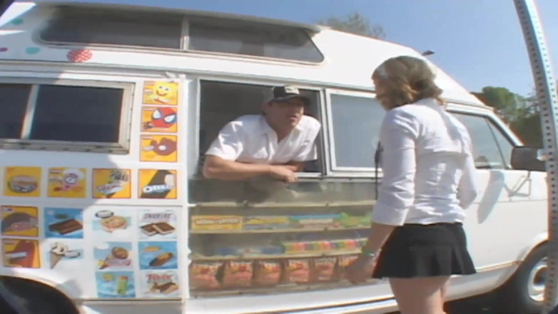Radical: Un uomo gelato si scopa una teen